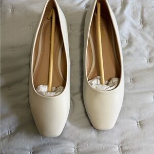 Elegant Cream Women's Flats size 9 cushionaire
